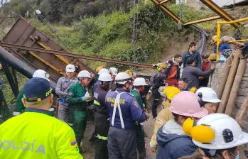 Equipos de socorro adelantan labores de búsqueda y rescate de seis trabajadores que quedaron atrapados tras una explosión en una mina de Cucunubá, Cundinamarca. FOTO: Gobernación de Cundinamarca. 
