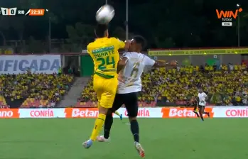 El futbolista Cristian Blanco, de Águilas Doradas, debió ser sustituido de inmediato por el dolor del golpe. FOTO: CAPTURA DE PANTALLA