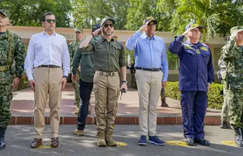 Presidente Abelardo de la Espriella y la cúpula militar. FOTO: Comando General de las Fuerzas Militares.