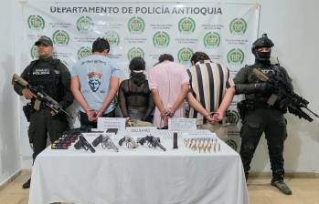 Los tres hombres fueron capturados en flagrancia por porte de armas, la mujer había sido aprehendida ya en un municipio vecino. FOTO: POLICÍA ANTIOQUIA
