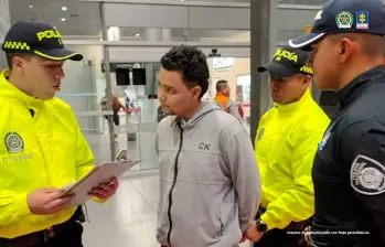Momento en el que alias Pilancho es requerido por las autoridades colombianas tras su extradición desde Ecuador. FOTO: cortesía Fiscalía.
