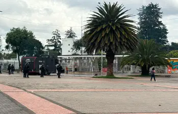 Agentes antidisturbios tratan de contener a los encapuchados. FOTO: Cortesía