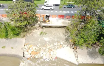 Trabajos de recuperación de la banca en la autopista por desbordamientos del río Medellín. FOTO: CORTESÍA ALCALDÍA DE MEDELLÍN