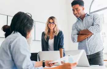 Accenture, con más de 15.000 colaboradores en Colombia, fortalece su presencia en Medellín con nuevas vacantes laborales. FOTO: Getty