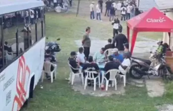 Personas permanecen en los alrededores de la cárcel La Paz de Itagüí, donde se ha instalado un campamento en medio de la polémica por el eventual traslado de cabecillas. FOTO: @claudiacarrasq.