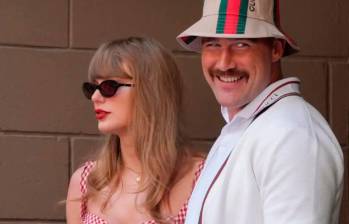 La cantante Taylor Swift y el deportista Travis Kelce protagonizan uno de los romances más comentados de la farándula mundial. Foto: Afp.