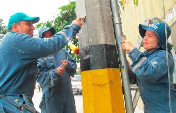 Para hacerle la limpieza a cada poste para retirarle la publicidad, la Alcaldía de Medellín destina 6.000 pesos de las arcas distritales que se podrían destinar para otras actividades. FOTO: SANTIAGO OLIVARES TOBÓN