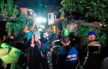 Los vecinos y las autoridades avanzan en la remoción de tierra para intentar buscar a las personas que estarían desaparecidas bajo la tierra. FOTO: CRISTIAN ÁLVAREZ BALBÍN
