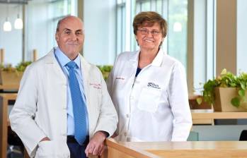 Drew Weissman, inmunólogo estadounidense (izquierda) y Katalin Karikó, bioquímica húngara (derecha), son los ganadores del premio Nobel de Medicina 2023 por sus aportes a la tecnología de la ARNm y ser pioneros para el desarrollo de las vacunas Pfizer y Moderna que lograron aplacar la pandemia. FOTO: AFP