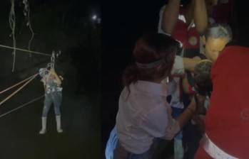 Este es el momento exacto donde de la mano de los organismos de socorro, la madre por fin cruzó el río con sus hijos. FOTO: Cortesía Gobernación de Antioquia