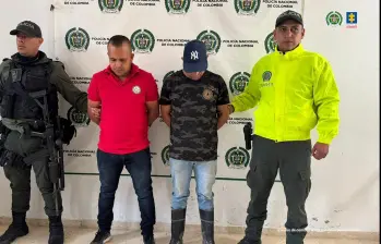 Dos de los cinco capturados por traficar con explosivos desde otros países hasta Antioquia. FOTO: FISCALÍA