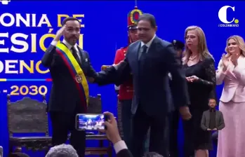 Con la banda cruzando el pecho de Abelardo de la Espriella, Colombia comenzó oficialmente un nuevo ciclo político. FOTO: TRANSMISIÓN EN VIVO