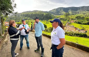 Personal del Dagrd ha atendido la emergencia en el sector Santa Rita, de San Antonio de Prado. FOTO CORTESÍA