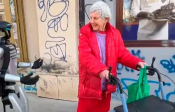Edward Warchocki camina por las calles de Polonia e interactúa con los ciudadanos. Foto. Redes sociales