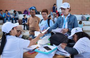 La administración municipal informó que, en articulación con el Programa Mundial de Alimentos (PMA) y la organización World Vision, las familias recibirán compensaciones económicas y acompañamiento psicosocial. FOTO: Cortesía Alcaldía de Bello