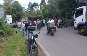 Los habitantes del sector Cimarronas en Rionegro se unieron en protesta contra el sistema de acueducto y la seguridad vial. FOTO: MiOriente