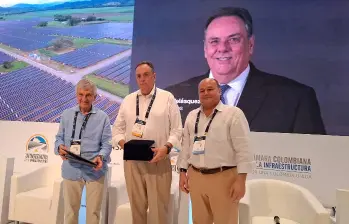 El director ejecutivo de la CCI, Juan Martín Caicedo; y el presidente de su Junta Directiva, Mauricio Ossa, entregan el ‘Premio Nacional a la Excelencia en Infraestructura’, a Jorge Mario Velásquez, presidente del Grupo Argos, por su destacada trayectoria en el sector. FOTO: Cortesía CCI