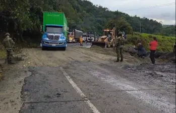 Ejército presente en la zona del atentado coordinando el paso de vehículos, mientras se restablece el flujo por ambos carriles. FOTO Cortesía 