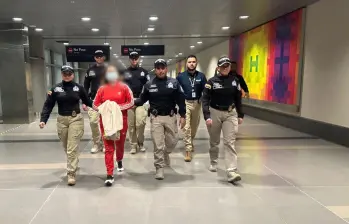 Mayerly Arévalo Carrascal a su llegada al aeropuerto El Dorado de Bogotá. Foto: Dijín de la Policía