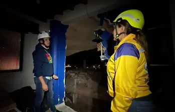 El cuerpo de Bomberos de Medellín y el equipo de la Alcaldía activaron un protocolo de emergencia que incluyó la evacuación preventiva de siete familias. FOTO CORTESÍA