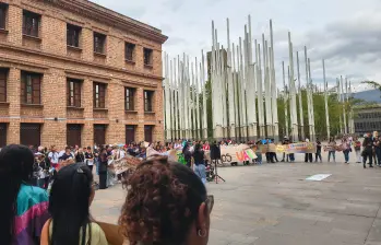Cerca de 150 contratistas del Programa de la Unidad de Atención Integral (UAI) se ubicaron afuera del edificio Vásquez, donde opera la Secretaría de Educación de Medellín. FOTO: CORTESÍA
