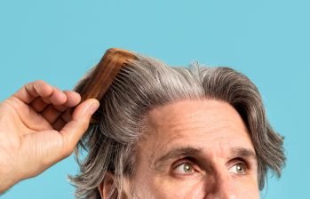 Arrancarse las canas no es recomendable en términos del cuidado del cuero cabelludo. Foto: Freepik