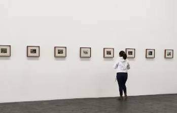 Los grabados de la serie Los desastres de la guerra son exhibidos dentro de Fragmentos, el contramonumento que Doris Salcedo construyó en Bogotá con armas entregadas por las Farc. FOTO: Cortesía.