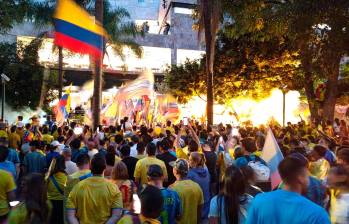Cientos de hinchas llegaron al hotel de Colombia en Guadalajara para expresarle su apoyo. FOTO JUAN ANTONIO SÁNCHEZ