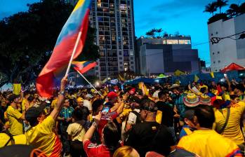 Los aficionados de la Selección Colombia llenaron las afueras del hotel en que se queda el equipo nacional en Miami. Foto: Juan Antonio Sánchez