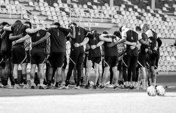 Los jugadores y el cuerpo técnico de Deportes Tolima realizaron un entrenamiento en Villavicencio, porque no alcanzaron a enterarse del aplazamiento de la quinta fecha de la Liga BetPlay. FOTO TOMADAX@cdtolima