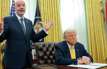 El presidente de la FIFA, Gianni Infantino, estuvo con el presidente de Estados Unidos, Donald Trump, en la Oficina Oval. FOTO: Getty.