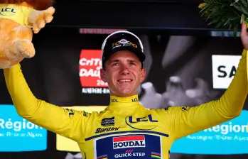 Remco Evenepoel portando el maillot amarillo como nuevo líder del Dauphiné. FOTO: AFP