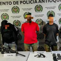 Los tres detenidos en la primera acción de las autoridades en Salgar. FOTO: Cortesía