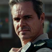 Tony Dalton en su papel del villano Ray Vega en la serie Sugar, que actualmente se emite por Apple TV. FOTO cortesía Apple TV