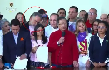 El ministro del Interior, Armando Benedetti, acompañó al presidente Gustavo Petro en la radicación de la consulta popular en el Congreso. FOTO: Colprensa