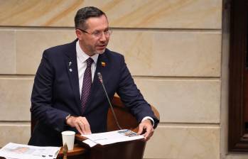 El ministro de Vivienda Jaime Andrés Beltrán habló ante el Congreso en medio de un debate que buscaría su salida del cargo por la gestión del terremoto al frente de la cartera. FOTO: @soyjaimeandres