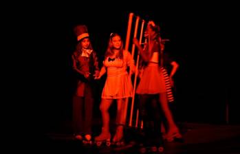 La presentación navideña de 2024 del Club fue Alicia y el hechizo de la navidad. FOTO: Cortesía Club Estrellas de Patinaje