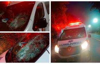 El joven le arrojó una piedra a la ambulancia, destruyendo el vidrio panorámico. FOTOS CORTESÍA