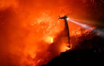 Las labores de los cuerpos de bomberos apenas si logra controlar las llamas para evacuar a los residentes de los barrios en mayor riesgo. Foto. AFP