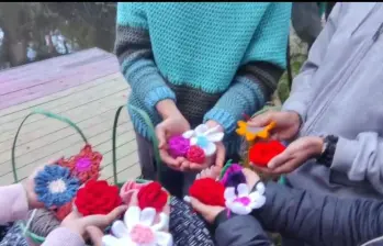 El tejido es elaborado por 200 mujeres y hombres, 30 que llegaron de Cajicá, Cali, Bogotá y Manizales con flores tejidas. Foto: Cortesía