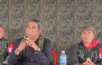 Gabriel Yepes Mejía, alias HH, (centro) es el comandante de Comuneros del Sur. FOTO: Cortesía