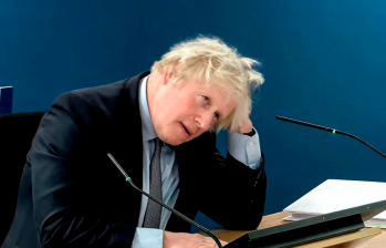 Boris Johnson pidió perdón a víctimas de covid en Inglaterra y recibió dura respuesta