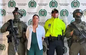 Ingrid Paola Ávila Hernández, alias La Patrona, fue capturada cuando se movilizaba por el aeropuerto José María Córdova, de Rionegro, Antioquia. FOTO: CORTESÍA MINISTERIO DE DEFENSA