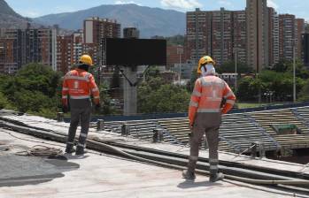 La remodelación y modernización del estadio Atanasio Girardot comenzó con el desmonte del techo de la tribuna Occidental, el cual estaba desde que se inauguró el escenario. FOTO: HORUS THOR AMAYA