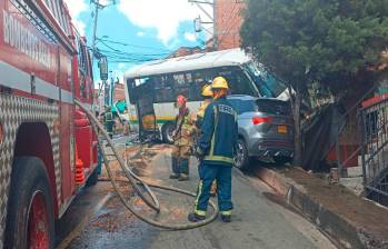 Este bus alimentador ocasionó el grave accidente atendido en estos momentos en el barrio Zamora, de Bello. FOTO: CORTESÍA