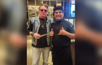 La imagen junto al vocalista de Guns N’ Roses se volvió viral y desató una ola de apoyo hacia el cocinero, despedido por infringir una norma interna del hotel. FOTO: tomada de Instagram @ricknikkei_art. 