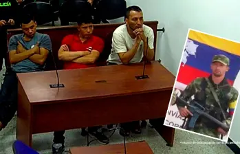 De izquierda a derecha, los capturados Esteban Acosta Valdéz (“Corozo”), Andrés Echavarría Olarte, Albeiro Chacón Hoyos; y en el recuadro, Nelson de Jesús Mesa Zapata (“Dilan”). FOTOS: CORTESÍA.