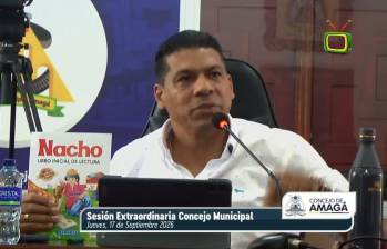 El alcalde de Amagá, Wilser Molina, le entregó una cartilla ‘Nacho Lee’ al concejal León Fabio Gaviria durante un debate por la terminal de transporte. Conozca los detalles de la polémica. Foto: Tomada de YouTube