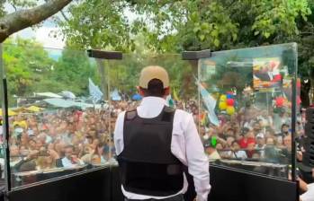 Durante un acto de campaña en Medellín, Abelardo de La Espriella subió a la tarima con un chaleco antibalas y una placa blindada de protección. FOTO: TOMADA DE VIDEO @ABDELAESPRIELLA.