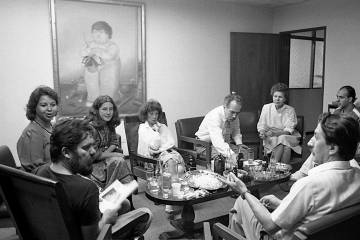 Reunión en la dirección de la Piloto. En los extremos Luis Fernando Peláez y Miguel Escobar. A la izquierda, Gloria Palomino, Tita Maya, Luz Mercedes Cadavid, María José Rodríguez. Manuel, entre todos. Foto Jairo Osorio, del libro iconográfico Manuel revelado.